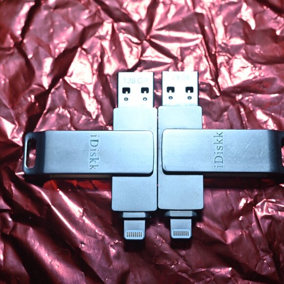 2x iDissk USB 3.0 128GB Flash Drive with Lightning Port - Picture 3 of 5